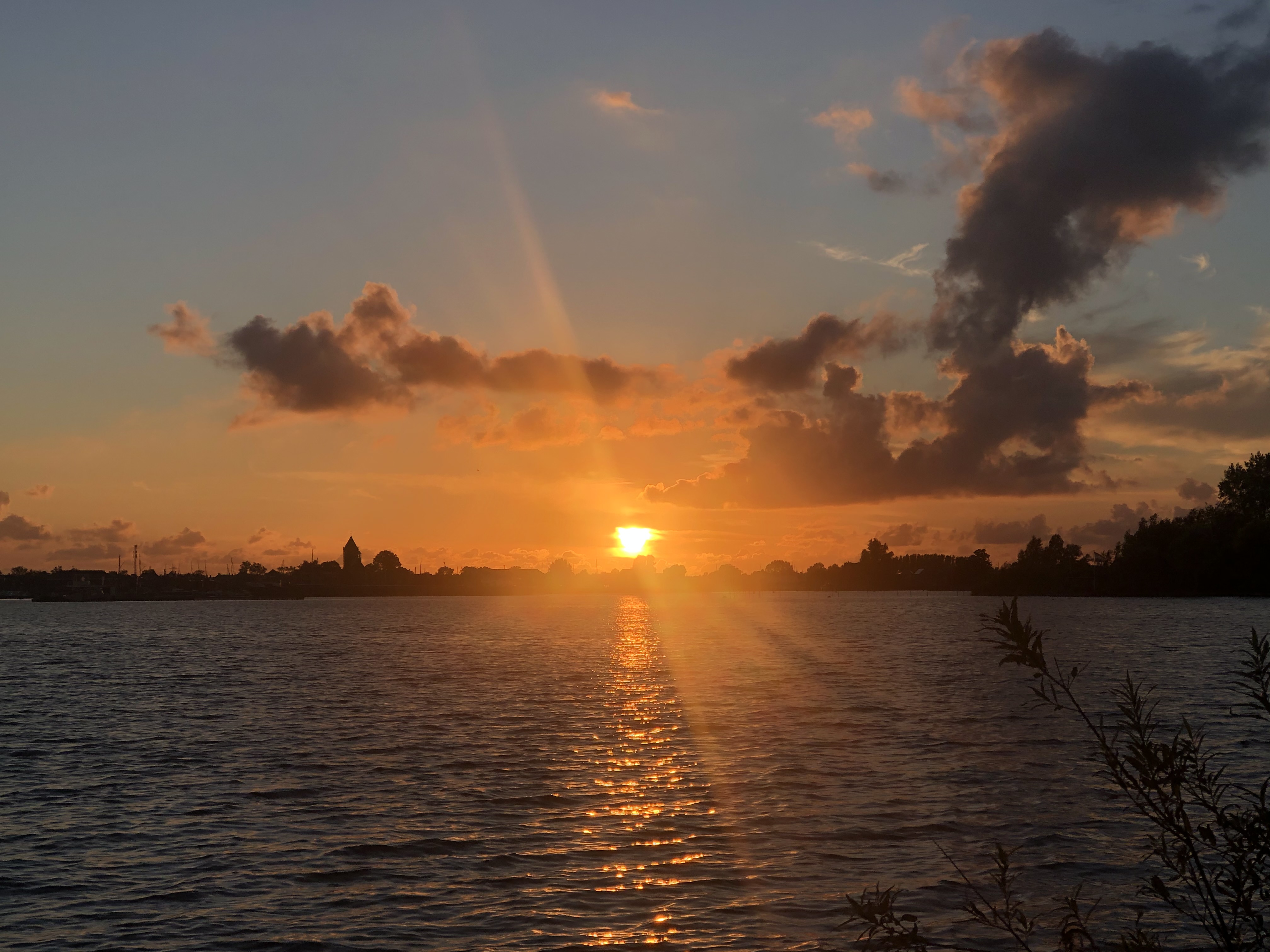 Donker landschap aan zee